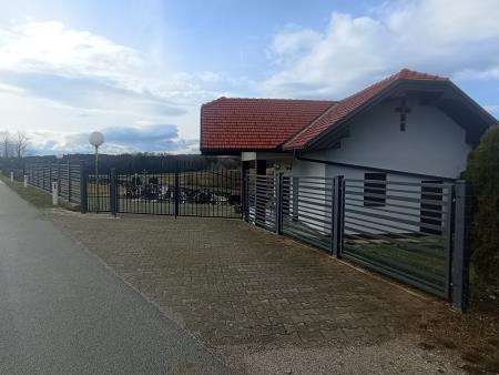 Nova vrata na pokopališče v Budincih